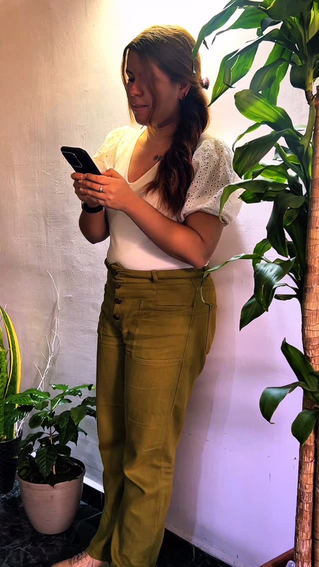 🧠💥 Estás en pleno colapso emocional nivel: ¿y si mejor vendo empanadas?
Pero no puedes llorar con tranquilidad porque…
amas facturar.

Sí, eres el CEO, community, mensajero y contador de tu negocio.
Y aún así, te emocionas cuando suena un “¡venta realizada!”
porque el caos te da ansiedad,
pero la facturación… te da dopamina 💸💅

En Kerawa Creativa no podemos darte vacaciones (ojalá),
pero sí podemos ayudarte a que tu negocio tenga estrategia, contenido, pauta y diseño
que facturen bonito mientras tú lloras en paz (o duermes 6 horitas seguidas).

📩 Mándanos un DM.
Aquí se viene a crecer y a reír en el proceso.

#DueñosDeNegocio #FacturarCura #ColapsoPeroConVentas #KerawaCreativa #EmprenderConHumor