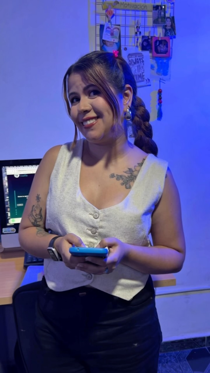👩‍💻 Estoy en mil reuniones al día, sobrevivo con café y memes motivacionales.
🎬 Diseño, creo, vendo, edito… y a veces lloro un poquito, pero con glitter.
😵‍💫 ¿Frustrada? A veces. ¿Feliz? Siempre.

Entre métricas, creatividad, deadlines y cafés, encontré mi lugar: el marketing digital.

No solo creo contenido, creo conexiones.
Y aunque mi agenda esté llena mi corazón también lo está.
💬 📩 ¿Hacemos magia juntos?