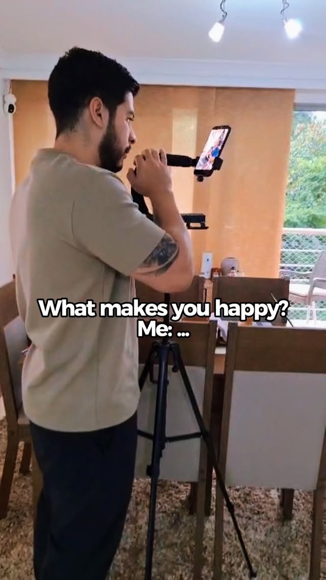 Grabar contenido es algo que realmente disfrutamos. 🎥✨
Porque detrás de cada marca hay personas, historias y un propósito que merece ser contado.

Cuando grabamos, no solo encendemos una cámara: nos conectamos con quienes están detrás del proyecto, entendemos el mensaje que quieren transmitir y el valor que desean aportar al mundo. Cada rol, cada idea y cada intención importa.

Crear contenido va mucho más allá de grabar.
Es estrategia, es intención, es claridad y coherencia.
Es transformar una grabación en semanas de contenido estratégico que conecta, comunica y convierte en redes sociales.

Deja de crear contenido al azar y empieza a crear contenido con sentido.

👉 ¿Estás listo para crear con nosotros?